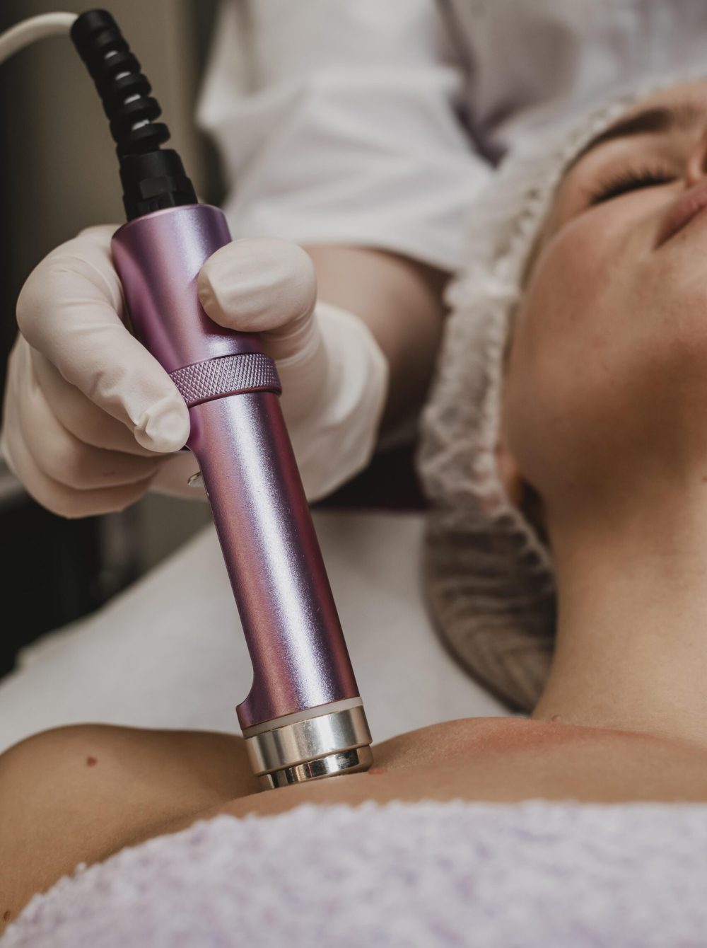 bella-mujer-con-un-tratamiento-cosmetico-en-el-centro-de-bienestar