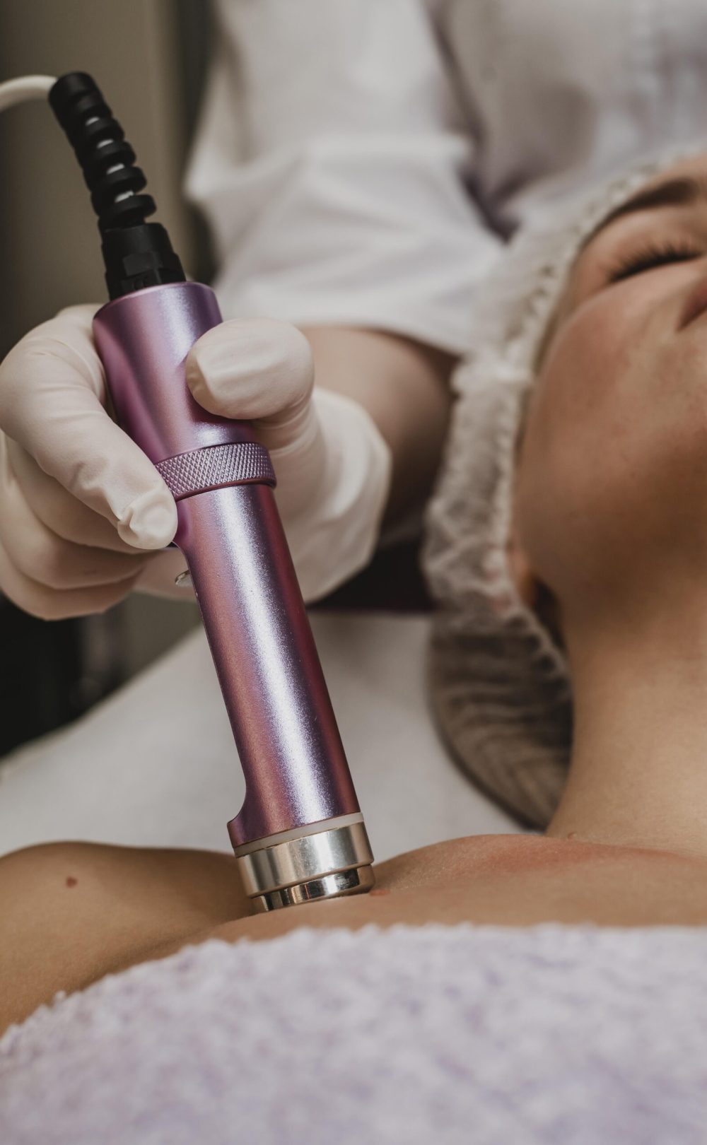 bella-mujer-con-un-tratamiento-cosmetico-en-el-centro-de-bienestar