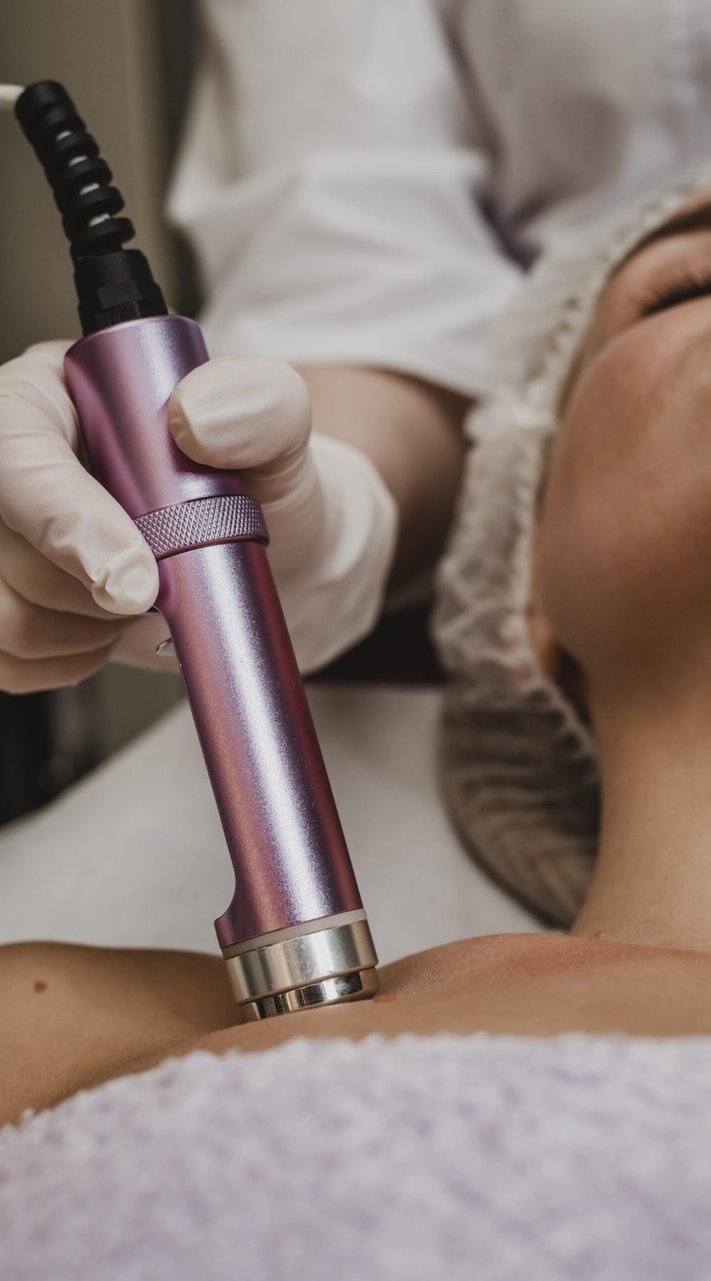 bella-mujer-con-un-tratamiento-cosmetico-en-el-centro-de-bienestar