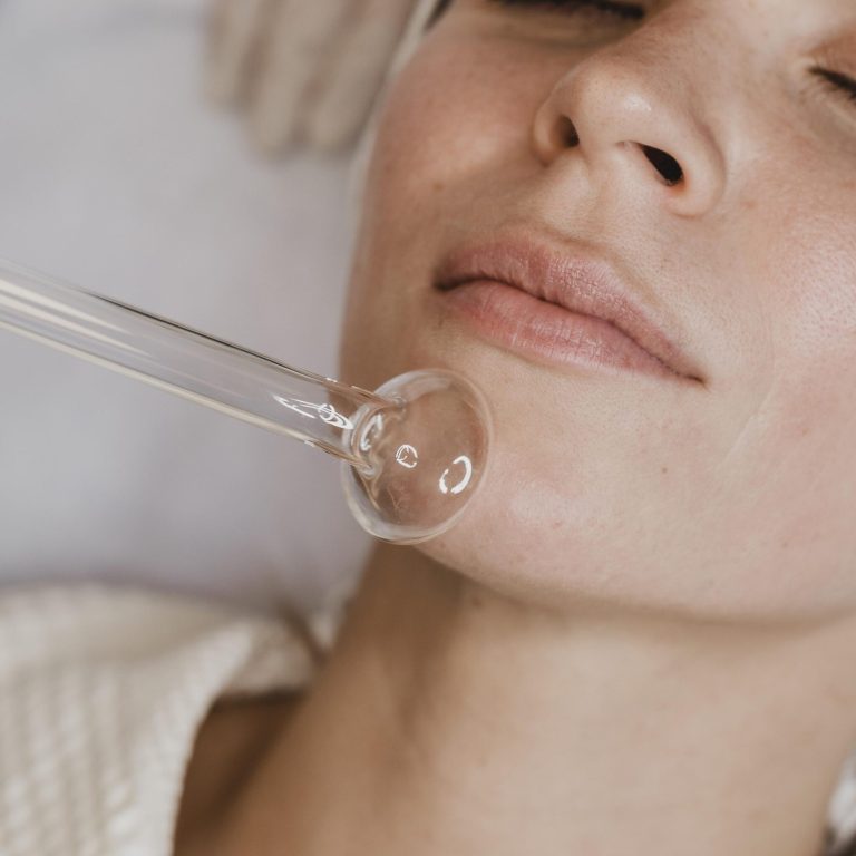 mujer-recibiendo-un-tratamiento-de-piel-facial-en-el-spa