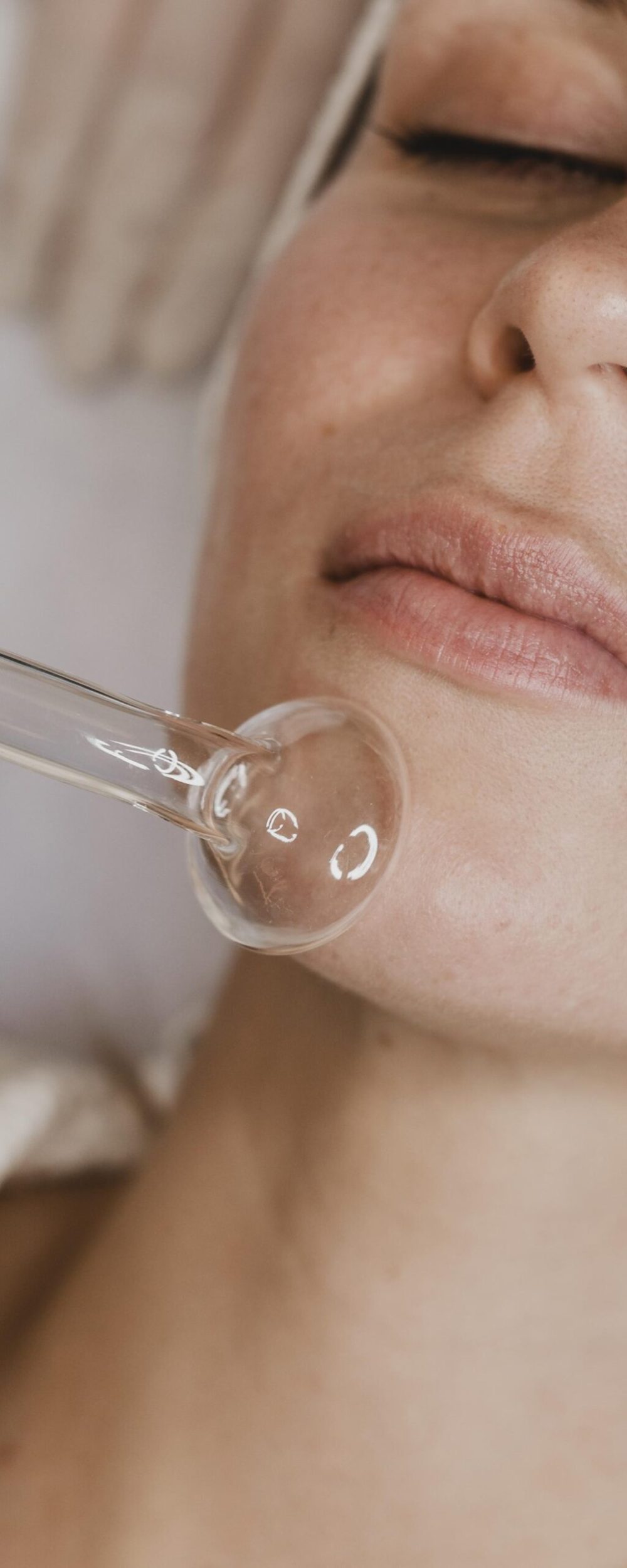 mujer-recibiendo-un-tratamiento-de-piel-facial-en-el-spa